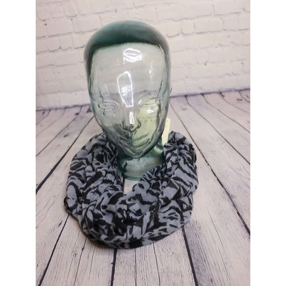 🌈5/25 BNWT Zebra Infinity Scarf! - Picture 3 of 4